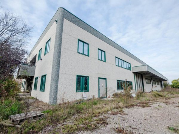 locale di sgombero in vendita a Reggio nell'Emilia