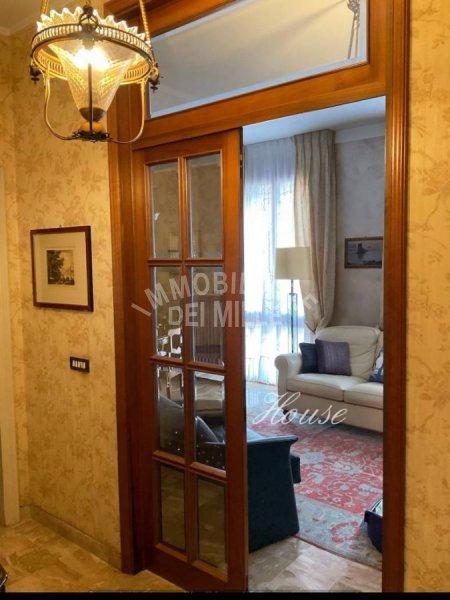 negozio in vendita a Reggio nell'Emilia in zona Città Storica