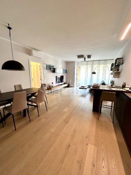 negozio in vendita a Reggio nell'Emilia in zona Città Storica