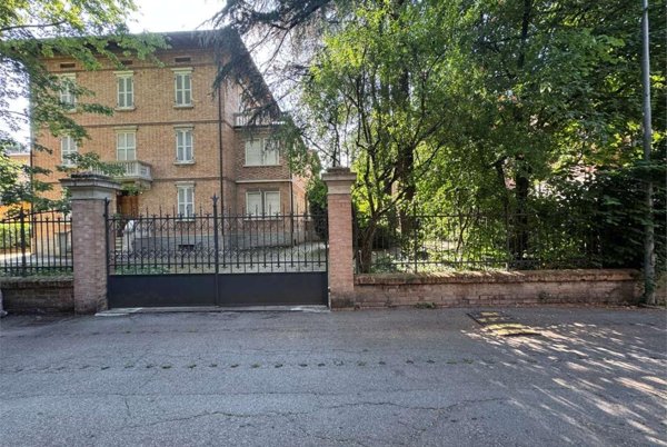 negozio in vendita a Reggio nell'Emilia in zona Città Storica
