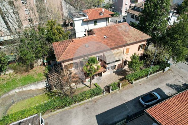 casa indipendente in vendita a Reggio nell'Emilia in zona Città Storica
