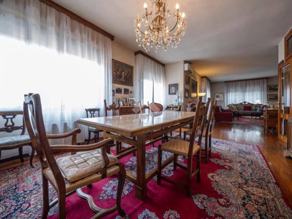 casa indipendente in vendita a Reggio nell'Emilia in zona Città Storica