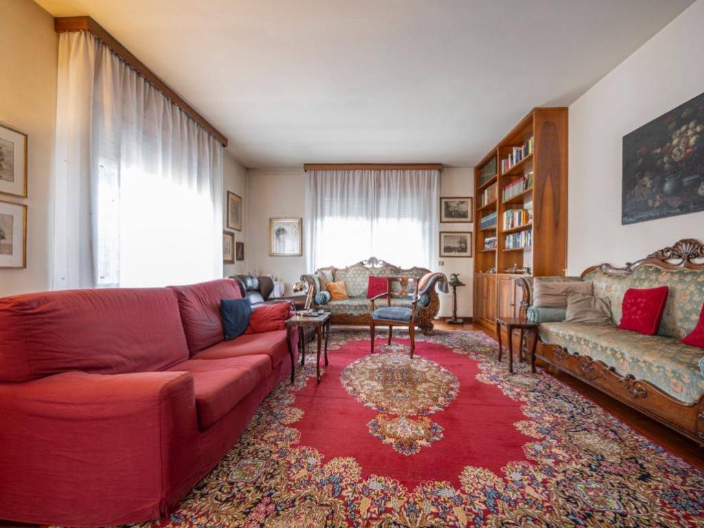 casa indipendente in vendita a Reggio nell'Emilia in zona Città Storica