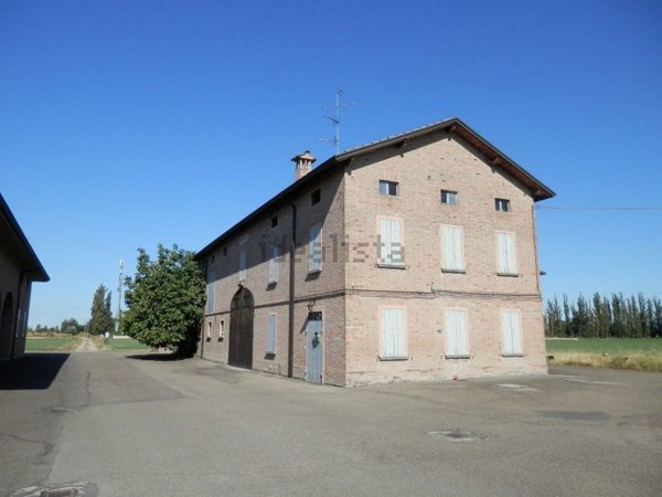 casa indipendente in vendita a Reggio nell'Emilia in zona Sesso