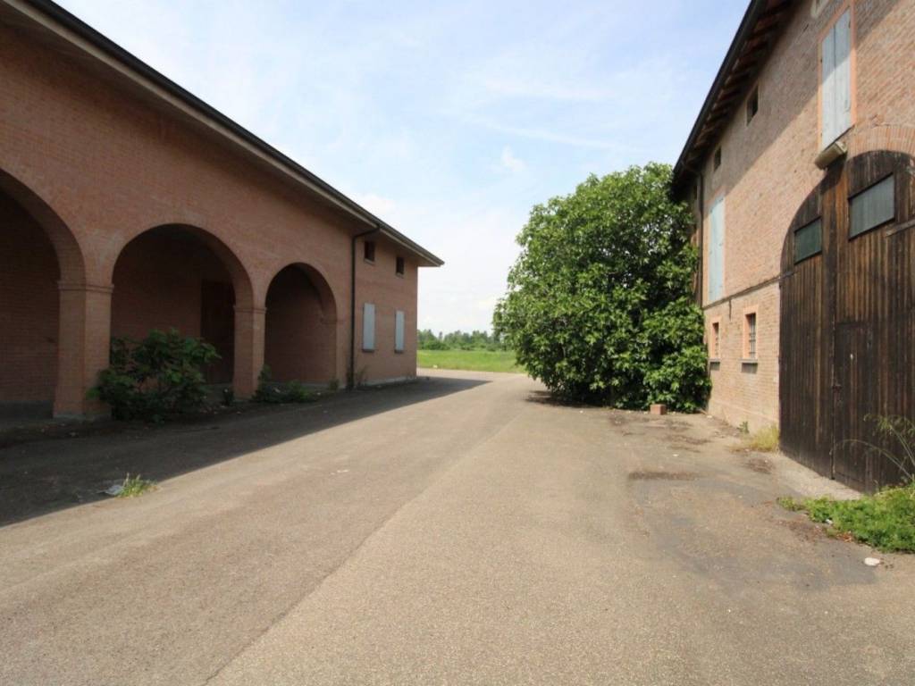 negozio in vendita a Reggio nell'Emilia in zona Sesso