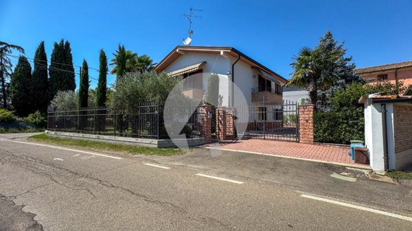 casa indipendente in vendita a Reggio nell'Emilia in zona Codemondo