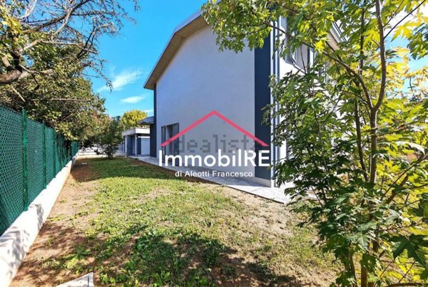 casa indipendente a Reggio nell'Emilia in zona Compagnoni / Migliolungo