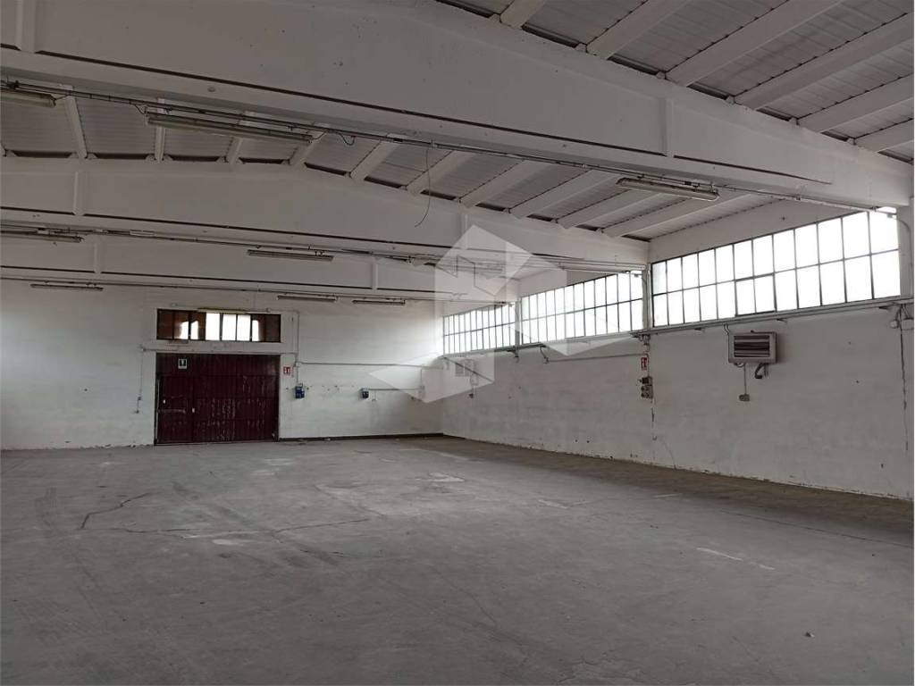 locale commerciale in vendita a Reggio nell'Emilia in zona Mancasale