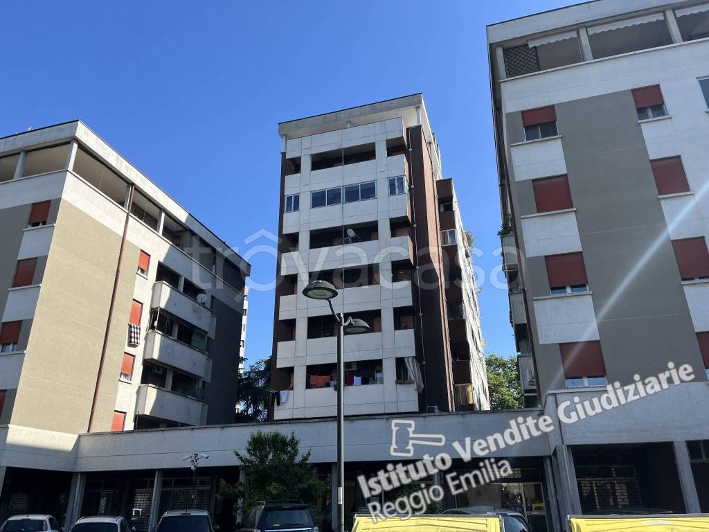 appartamento in vendita a Reggio nell'Emilia in zona Ospizio