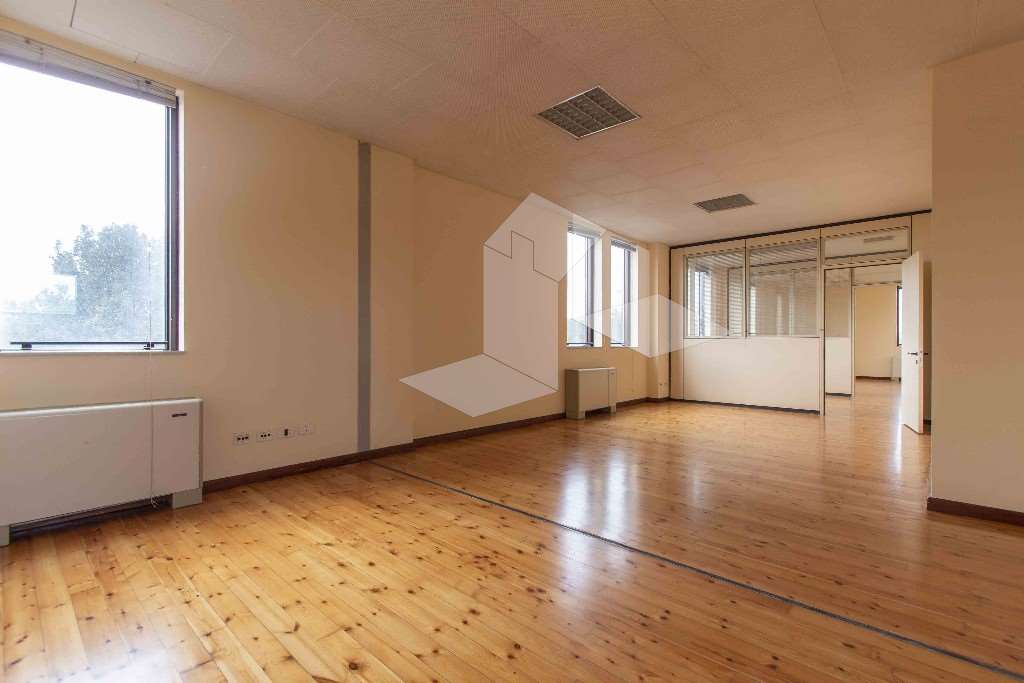 ufficio in vendita a Reggio nell'Emilia in zona Città Storica