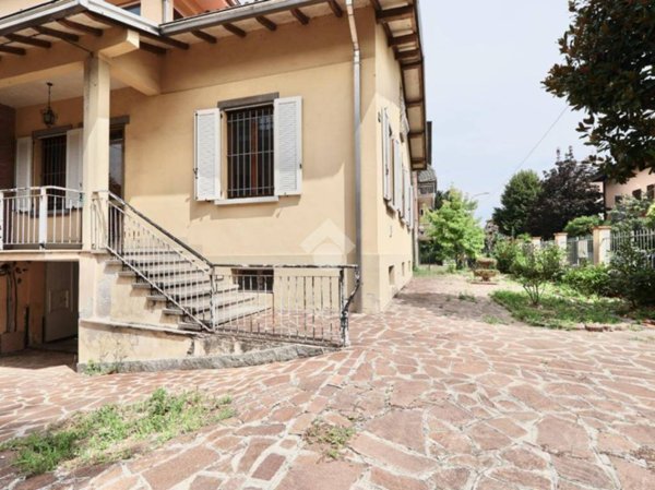 casa indipendente in vendita a Reggio nell'Emilia in zona Carrozzone