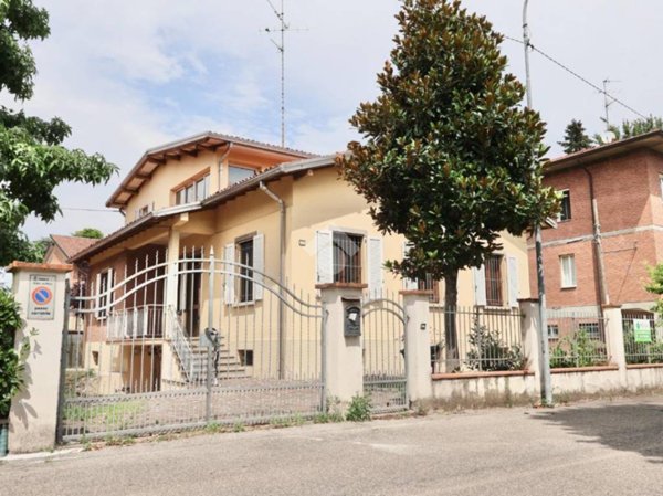 casa indipendente in vendita a Reggio nell'Emilia in zona Carrozzone