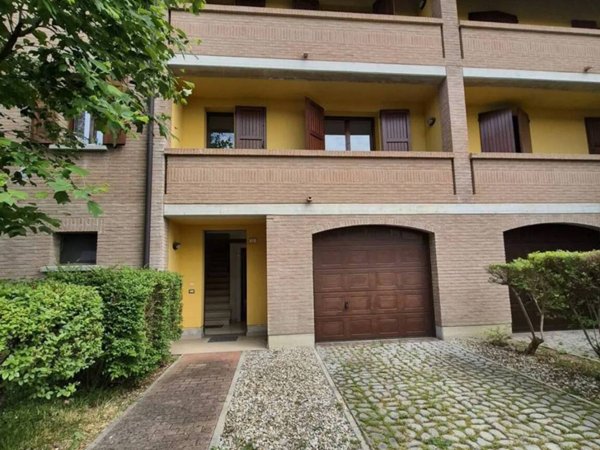 casa indipendente in vendita a Reggio nell'Emilia in zona Cavazzoli