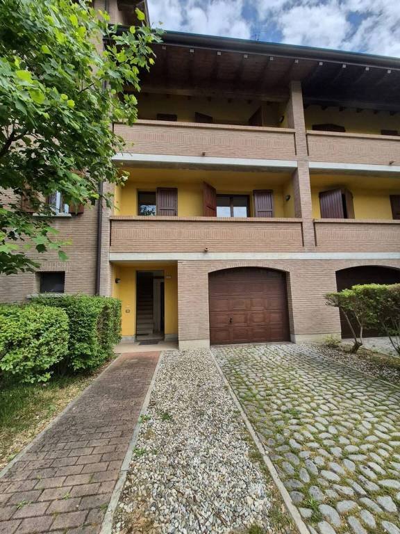 casa indipendente in vendita a Reggio nell'Emilia in zona Cavazzoli