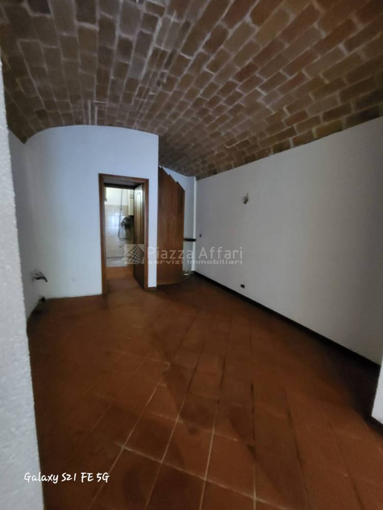 locale commerciale in vendita a Reggio nell'Emilia in zona Città Storica