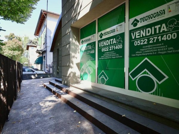 negozio in vendita a Reggio nell'Emilia in zona Città Storica
