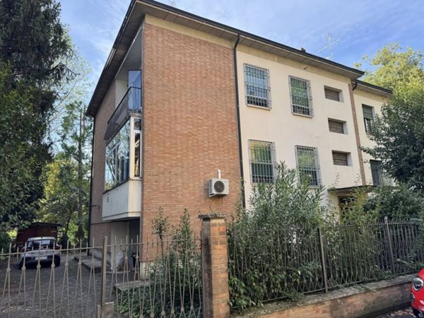 casa indipendente in vendita a Reggio nell'Emilia in zona Città Storica