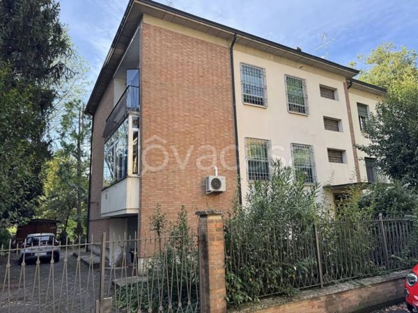casa indipendente in vendita a Reggio nell'Emilia in zona Città Storica