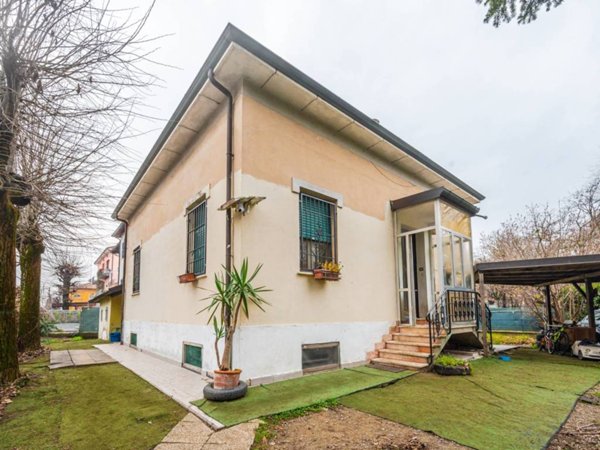 casa indipendente a Reggio nell'Emilia in zona Compagnoni / Migliolungo