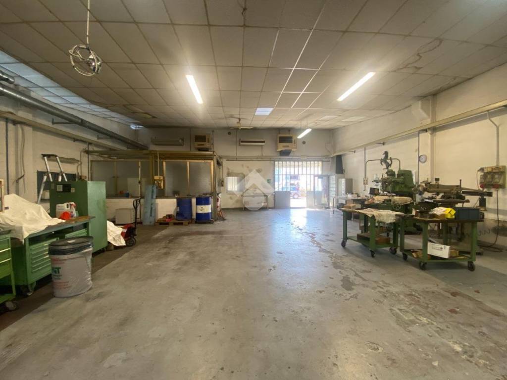 locale commerciale in vendita a Reggio nell'Emilia in zona Mancasale