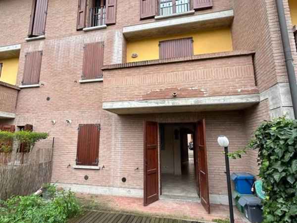 casa indipendente in vendita a Reggio nell'Emilia in zona Cavazzoli