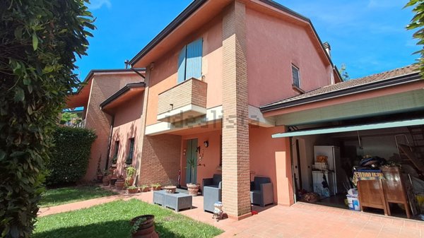 casa indipendente in vendita a Reggio nell'Emilia in zona Città Storica