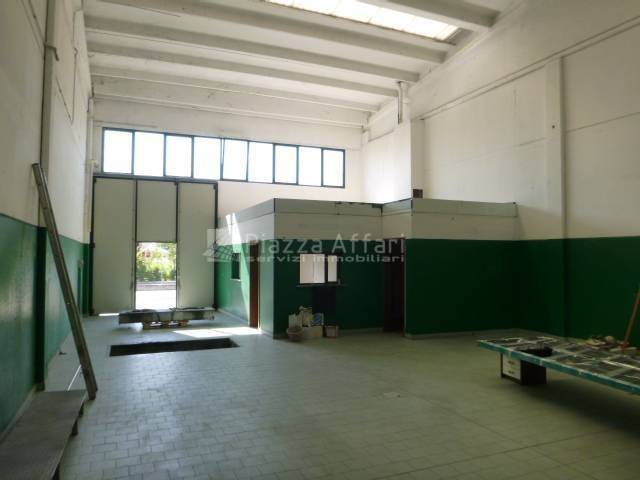 locale commerciale in vendita a Reggio nell'Emilia