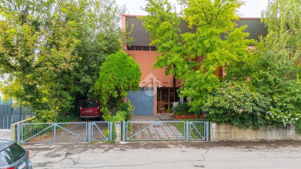 casa indipendente a Reggio nell'Emilia in zona San Pellegrino / Villa Canali