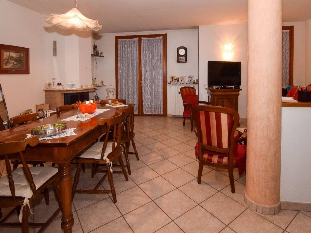 casa indipendente in vendita a Reggio nell'Emilia in zona Sesso