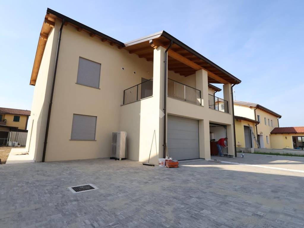 casa indipendente in vendita a Reggio nell'Emilia