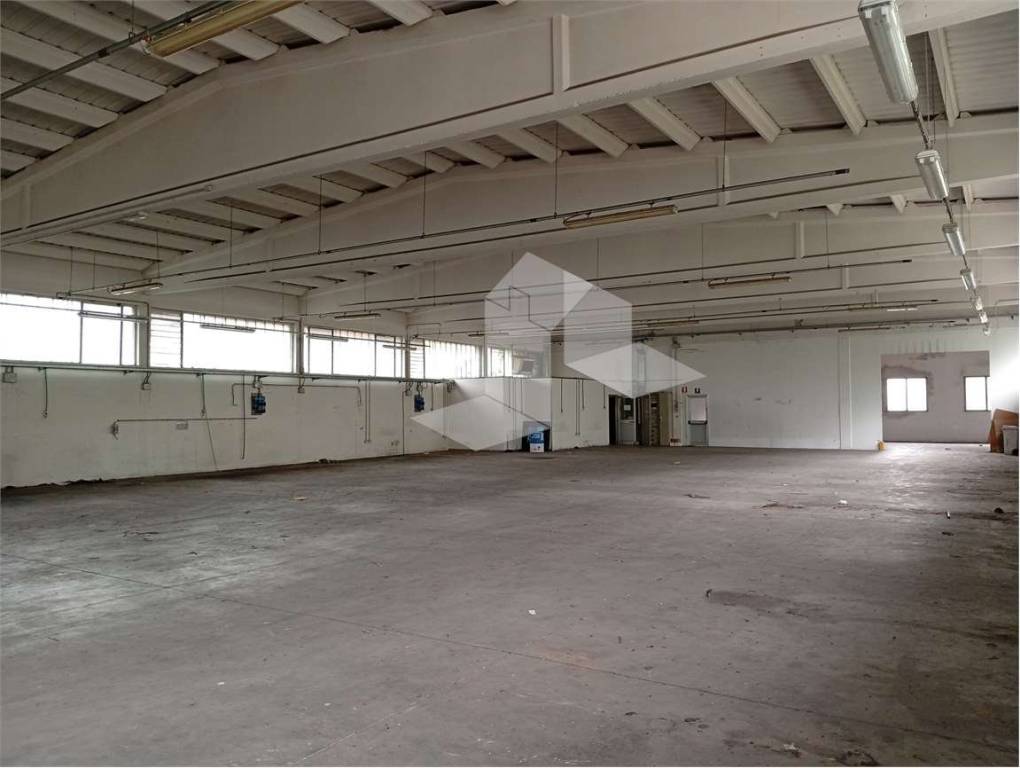 locale commerciale in vendita a Reggio nell'Emilia in zona Mancasale