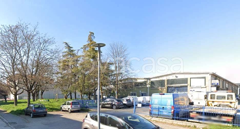 locale commerciale in vendita a Reggio nell'Emilia in zona Carrozzone