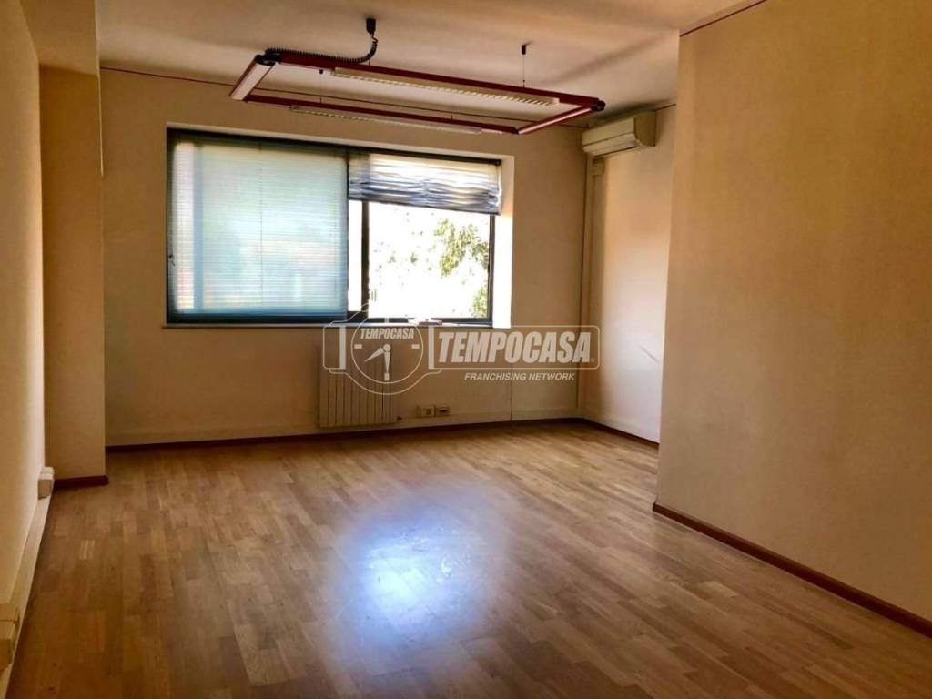 ufficio in vendita a Reggio nell'Emilia in zona Città Storica