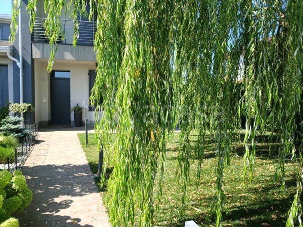 casa indipendente in vendita a Reggio nell'Emilia in zona Città Storica