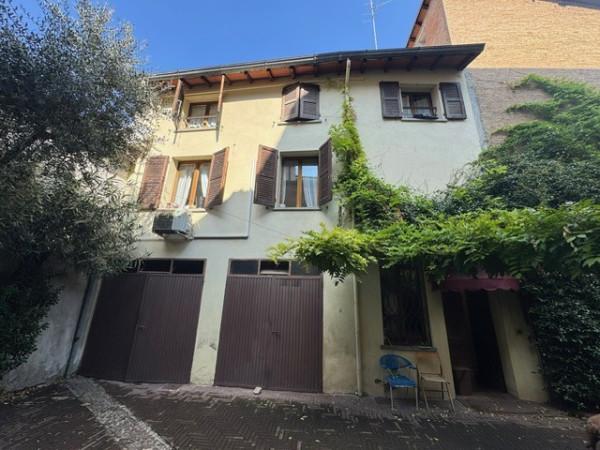 casa indipendente in vendita a Reggio nell'Emilia in zona Città Storica