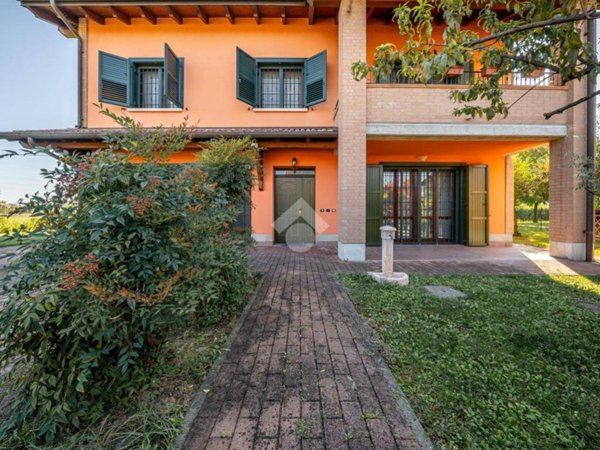 casa indipendente in vendita a Reggio nell'Emilia in zona Pieve Modolena