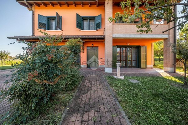 casa indipendente in vendita a Reggio nell'Emilia in zona Pieve Modolena