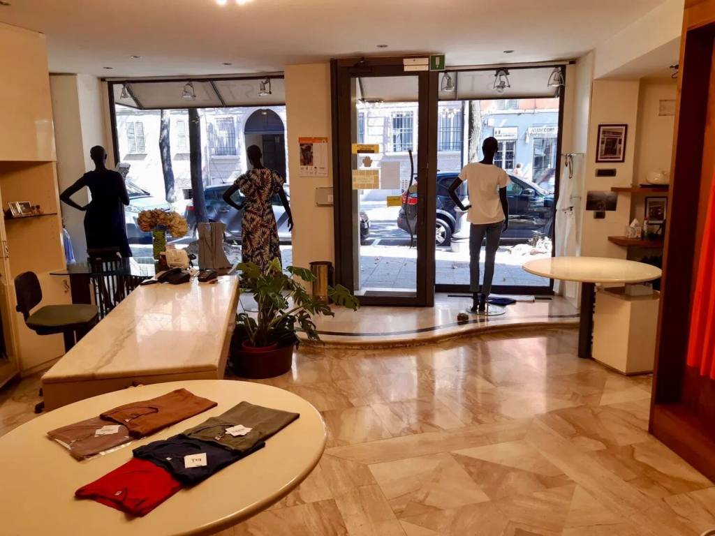 negozio in vendita a Reggio nell'Emilia in zona Città Storica