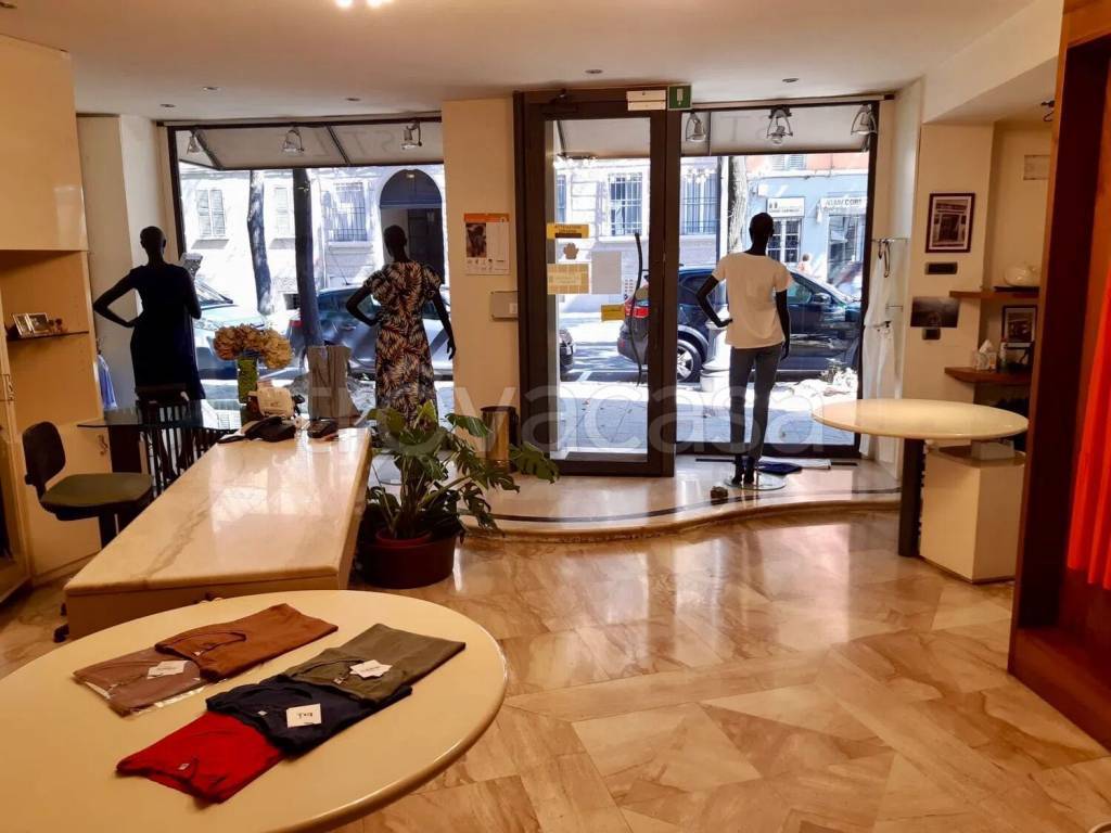 negozio in vendita a Reggio nell'Emilia in zona Città Storica