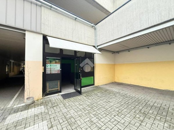 negozio in vendita a Reggio nell'Emilia in zona Carrozzone