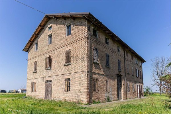 casale in vendita a Reggio nell'Emilia in zona San Bartolomeo