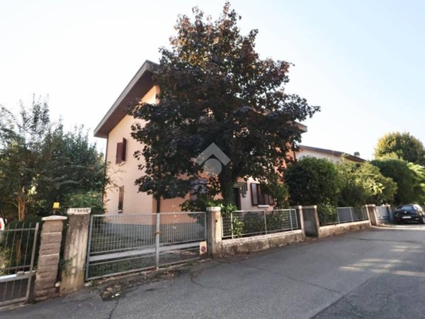 casa indipendente in vendita a Reggio nell'Emilia in zona Carrozzone