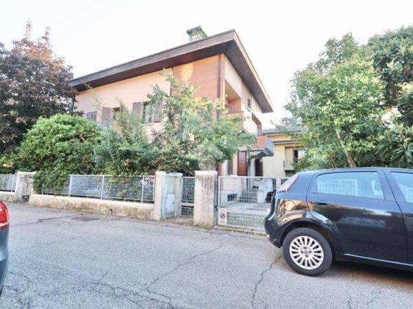casa indipendente in vendita a Reggio nell'Emilia in zona Carrozzone