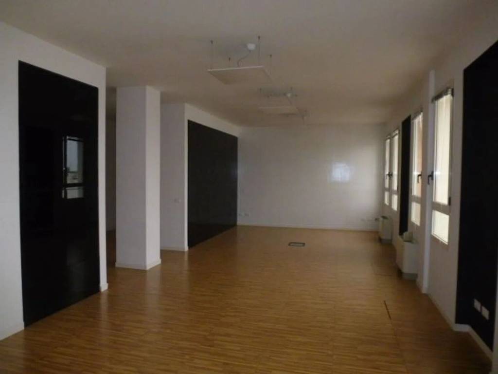 ufficio in vendita a Reggio nell'Emilia in zona Mancasale