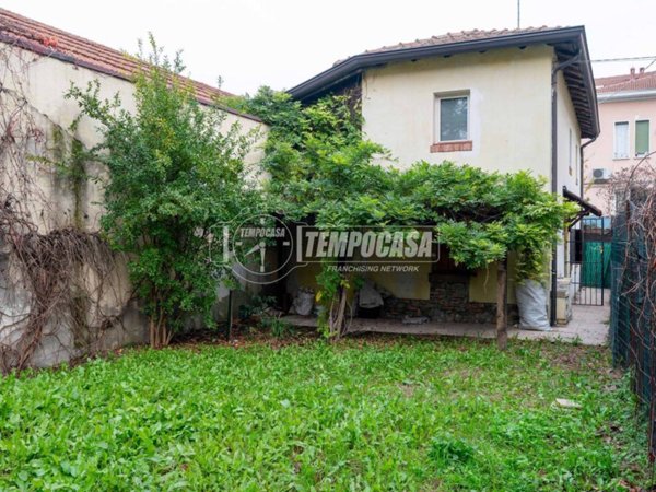 casa indipendente in vendita a Reggio nell'Emilia in zona Santa Croce