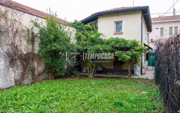 casa indipendente in vendita a Reggio nell'Emilia in zona Santa Croce