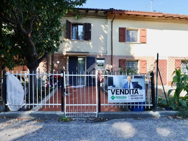 casa indipendente in vendita a Reggio nell'Emilia in zona Pratofontana