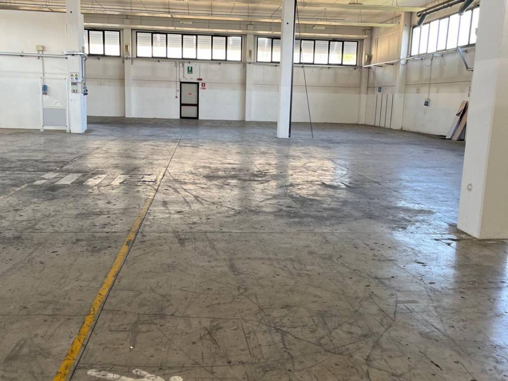 locale commerciale in vendita a Reggio nell'Emilia in zona Codemondo