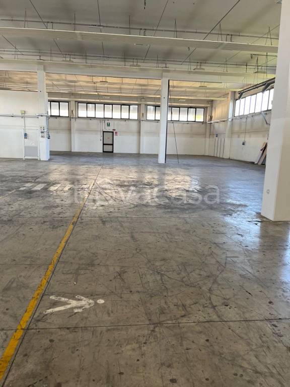 locale commerciale in vendita a Reggio nell'Emilia in zona Codemondo