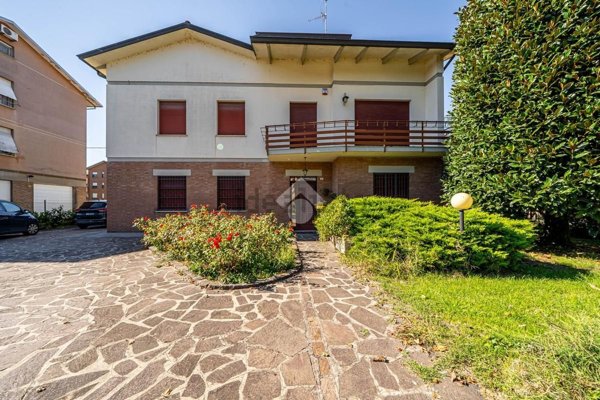 casa indipendente in vendita a Reggio nell'Emilia